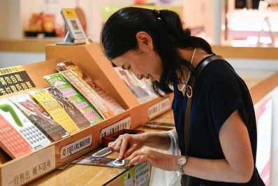 Jovens chineses desempregados colocam 'esperança' de riqueza em jogos de raspadinha