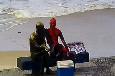 Homem-Aranha 'conversa' com estátua de Carlos Drummond de Andrade em Copacabana