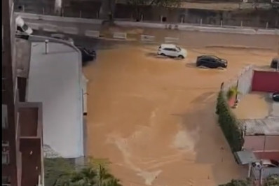 Adutora rompe e alaga ruas e avenida na zona sul de SP