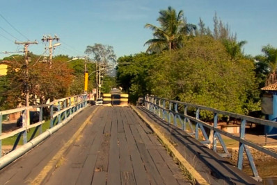 Abandono da Ponte de Madeira Velha coloca em risco travessia de pedestres em Rio das Ostras