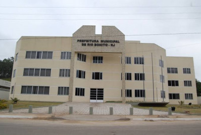 Salários atrasados de servidores da Prefeitura de Rio Bonito causa revolta