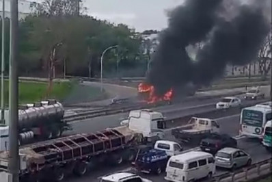 Caminhão de combustível pega fogo na Rodovia Washington Luiz, em Caxias