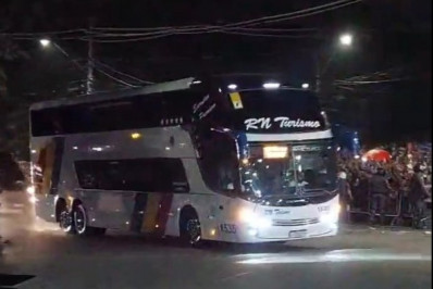 Ônibus da delegação do Corinthians tem janelas quebradas na chegada ao Morumbi