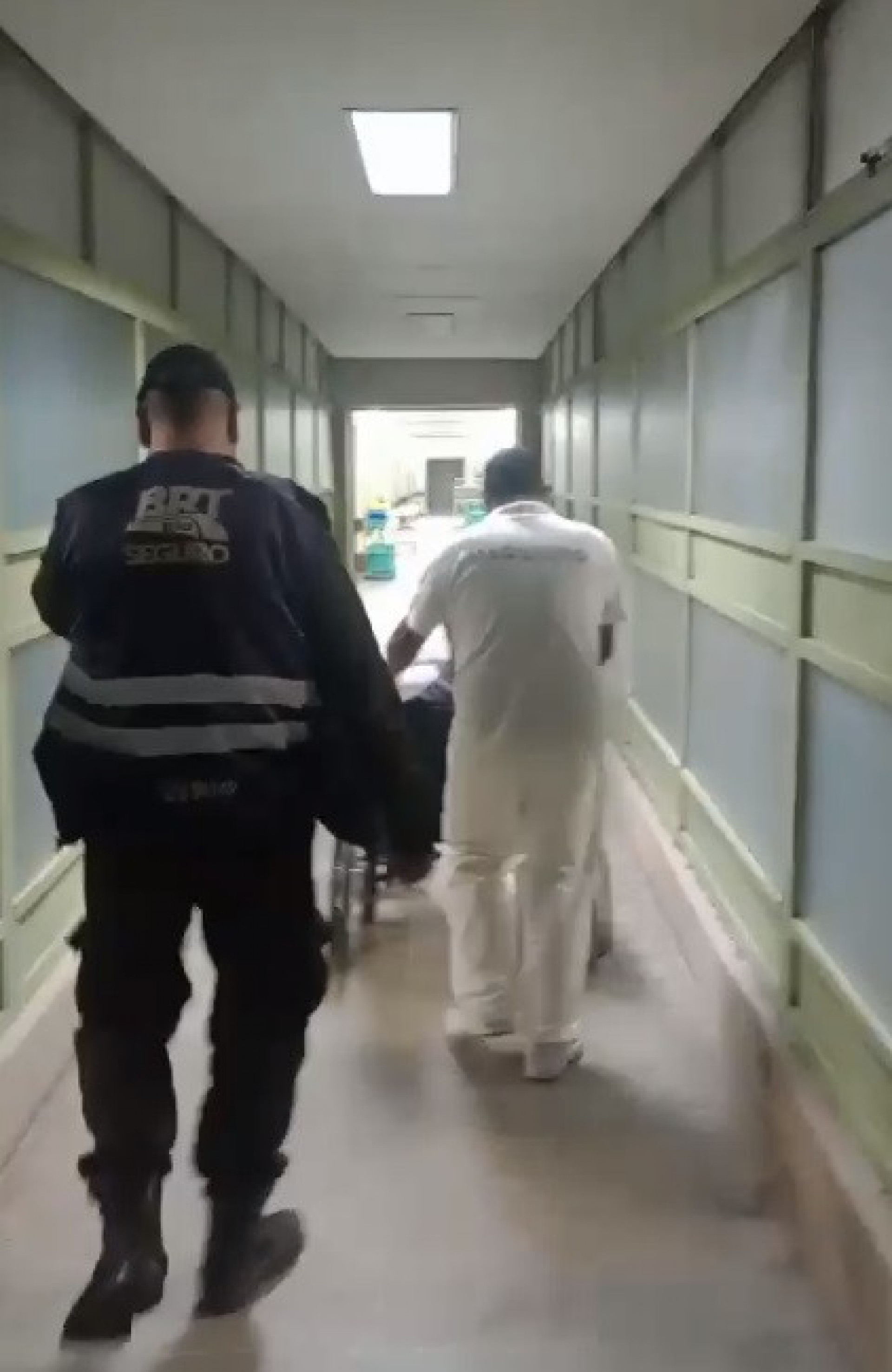 Leonardo Brito (detalhe) teve que ser socorrido para um hospital