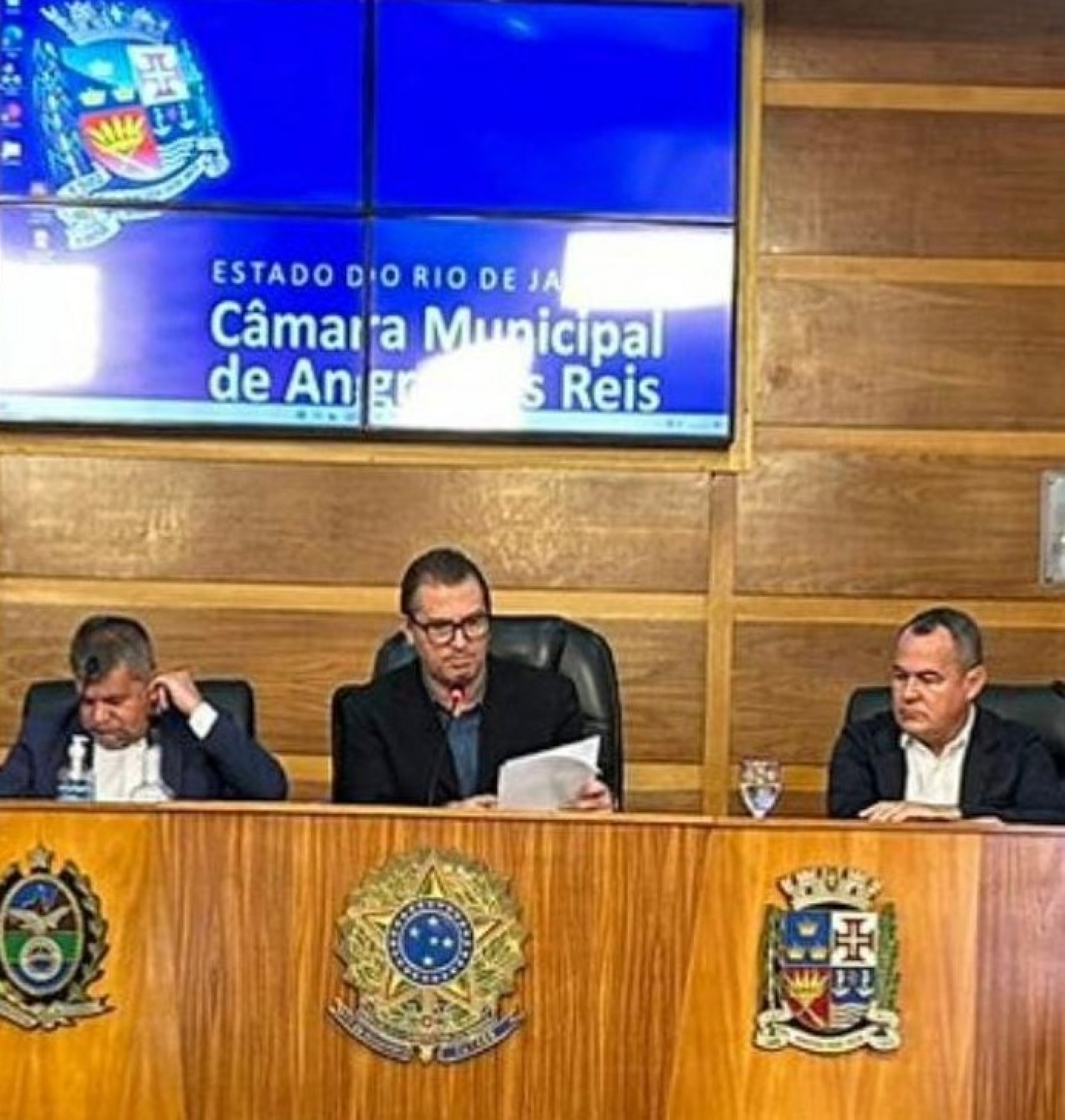 Presidindo a audiência vereador Jorge Eduardo Mascote(C), vereadores Hélio S. Azevedo, Helinho (E) e Cléber Antônio da Silva, Chapinha (D)
