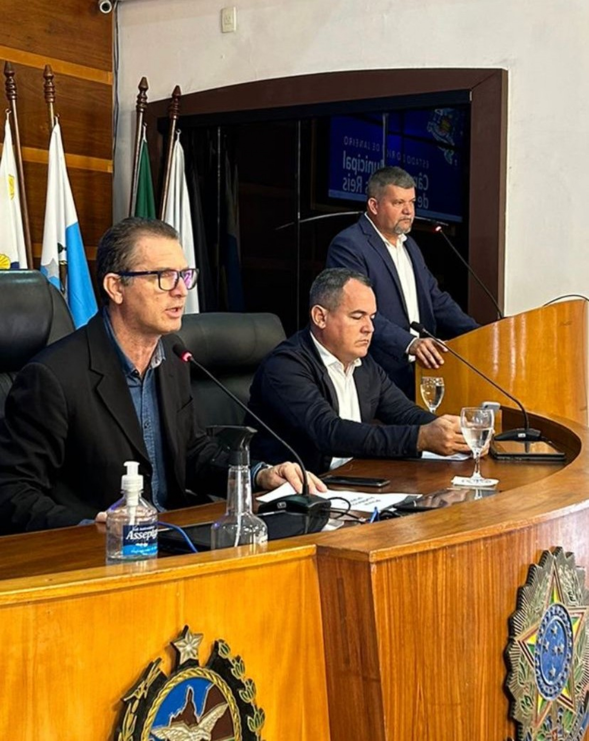 Presidindo a audiência pública vereador Jorge Eduardo Mascote (E), vereador Cléber Antônio da Silva, Chapinha (C) e vereador Hélio Severino de Azevedo, Helinho,(D)