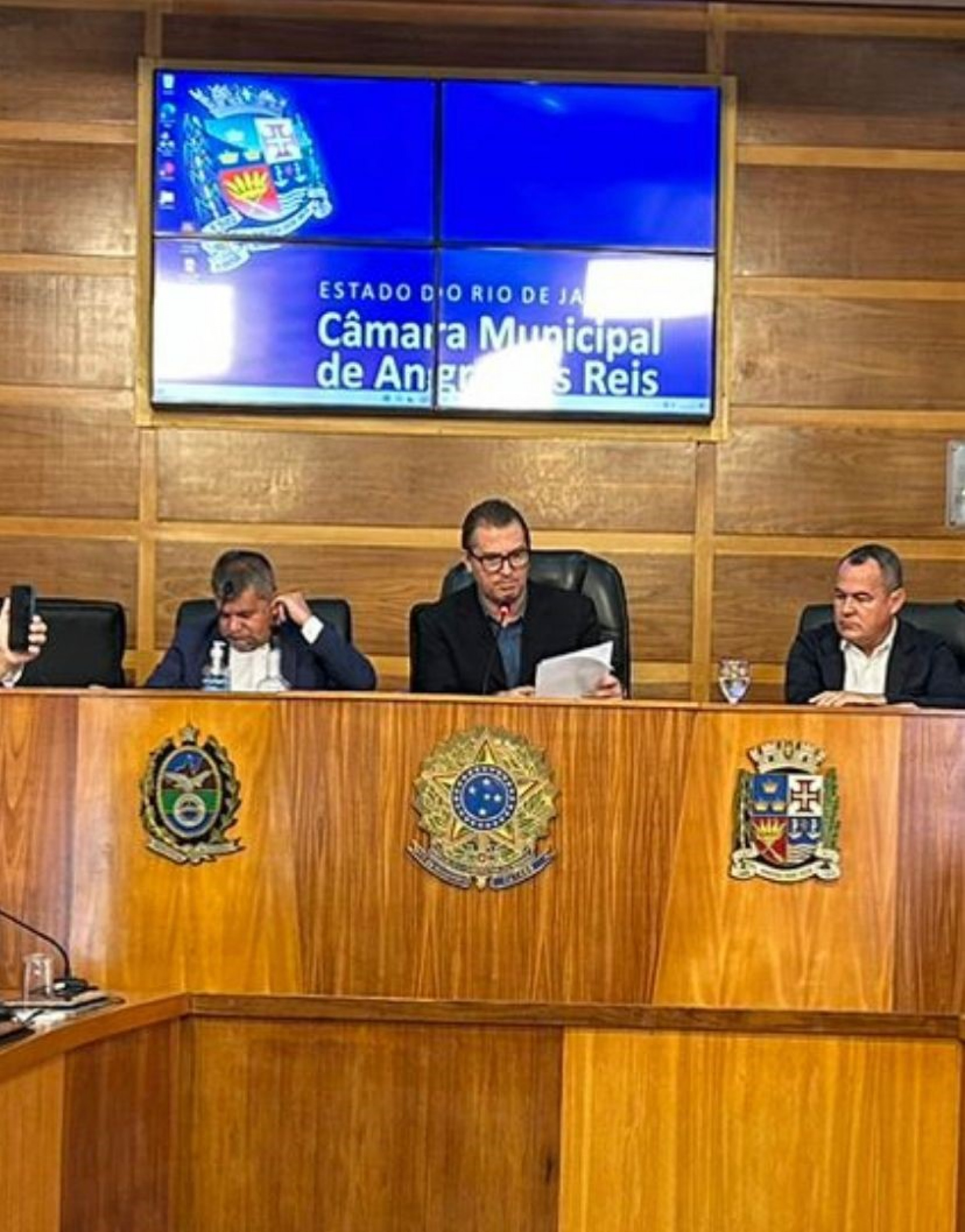 Presidindo a audiência, vereador Jorge Eduardo Mascote(C) vereador Chapinha (D) e vereador Hélio Azevedo, Helinho(E)