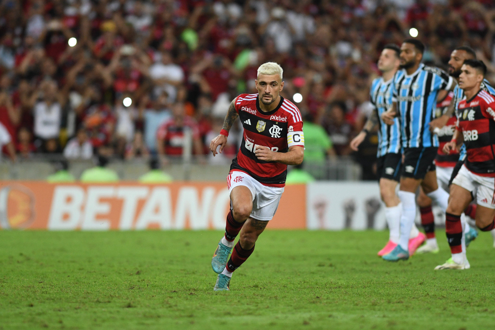 Dorival Júnior garante que Arrascaeta vai jogar a final da Copa do Brasil  contra o Corinthians