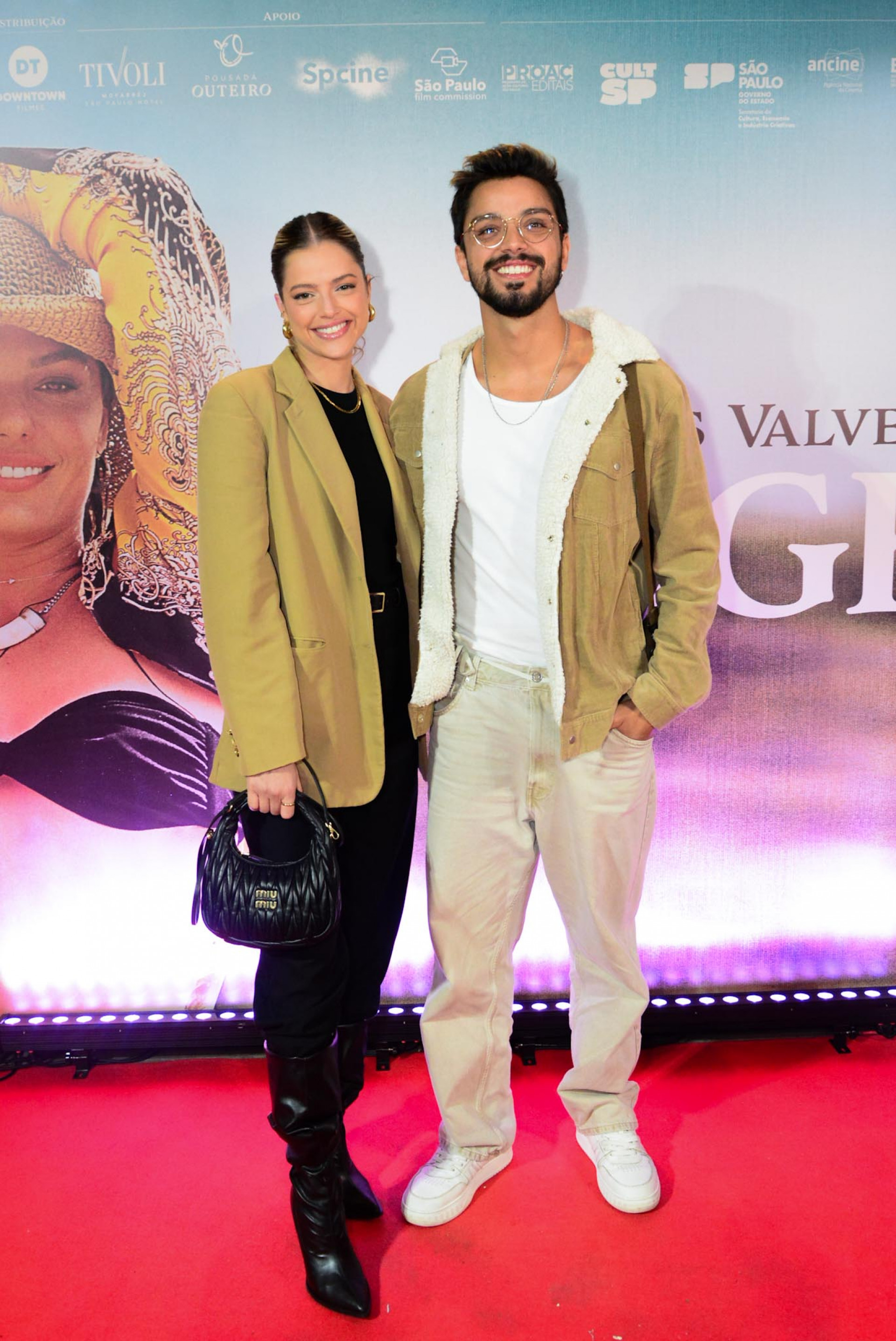 Agatha Moreira e Rodrigo Simas na pré-estreia de 'Angela' - Webert Belicio / Ag. News