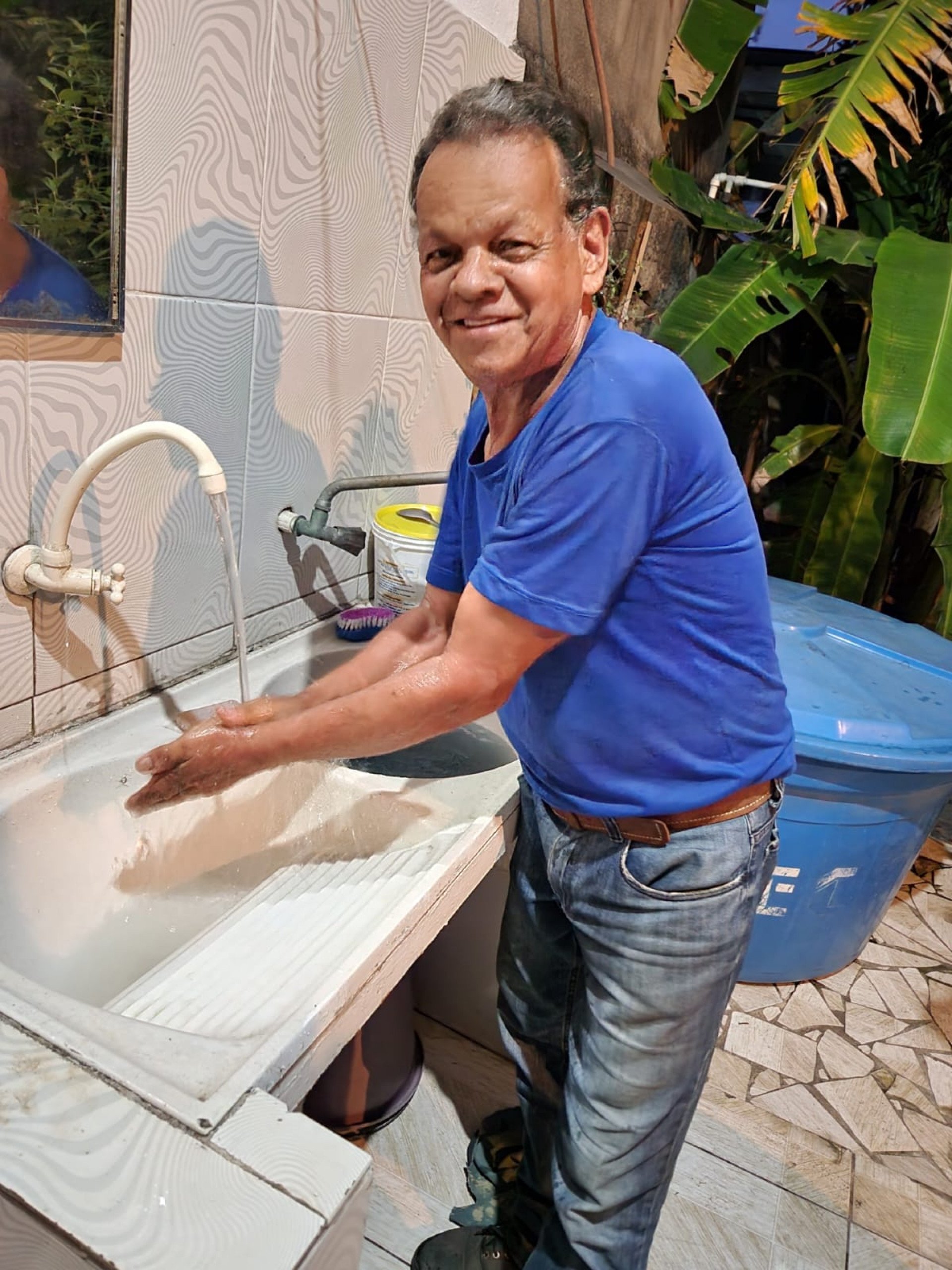 O nilopolitano Marcelo Oliveira feliz com a água em sua torneira - Divulgação