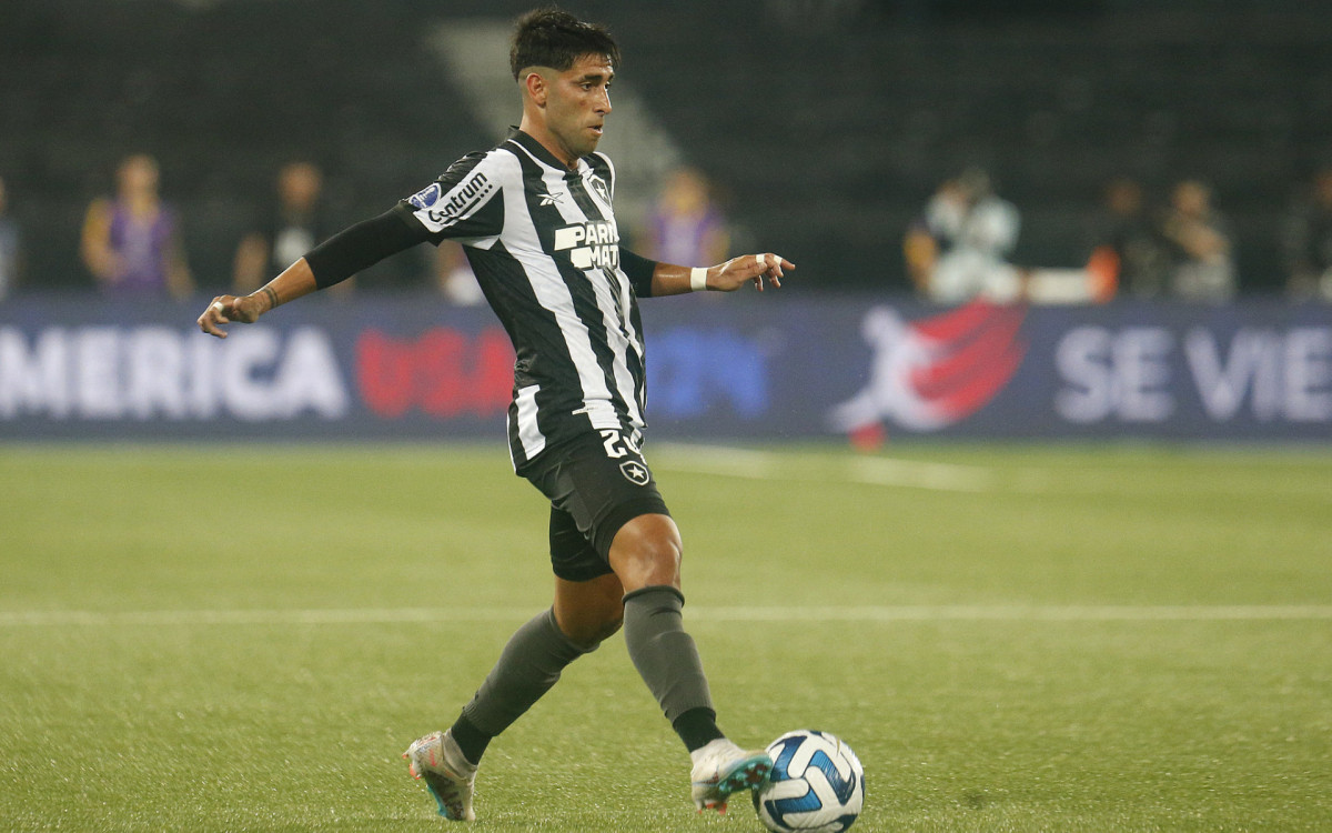 Lateral-direito argentino Di Plácido em ação pelo Botafogo