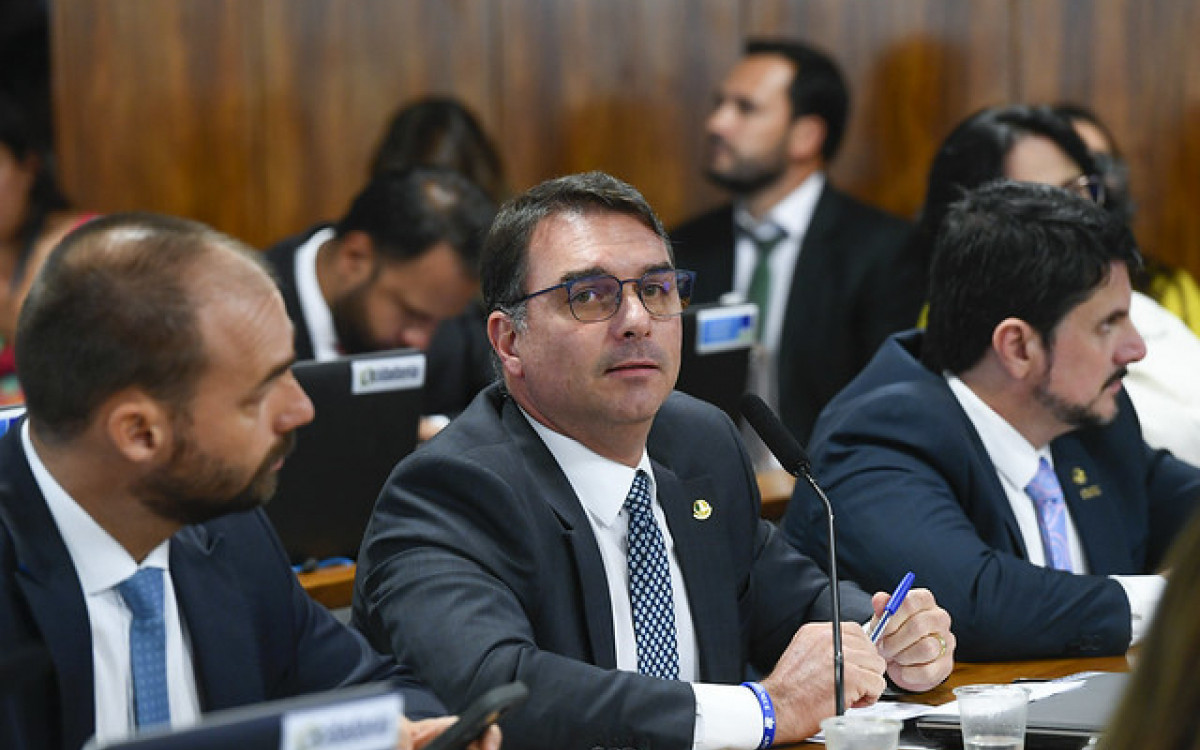 Flávio Bolsonaro admitiu que o ex-presidente se encontrou com Delgatti