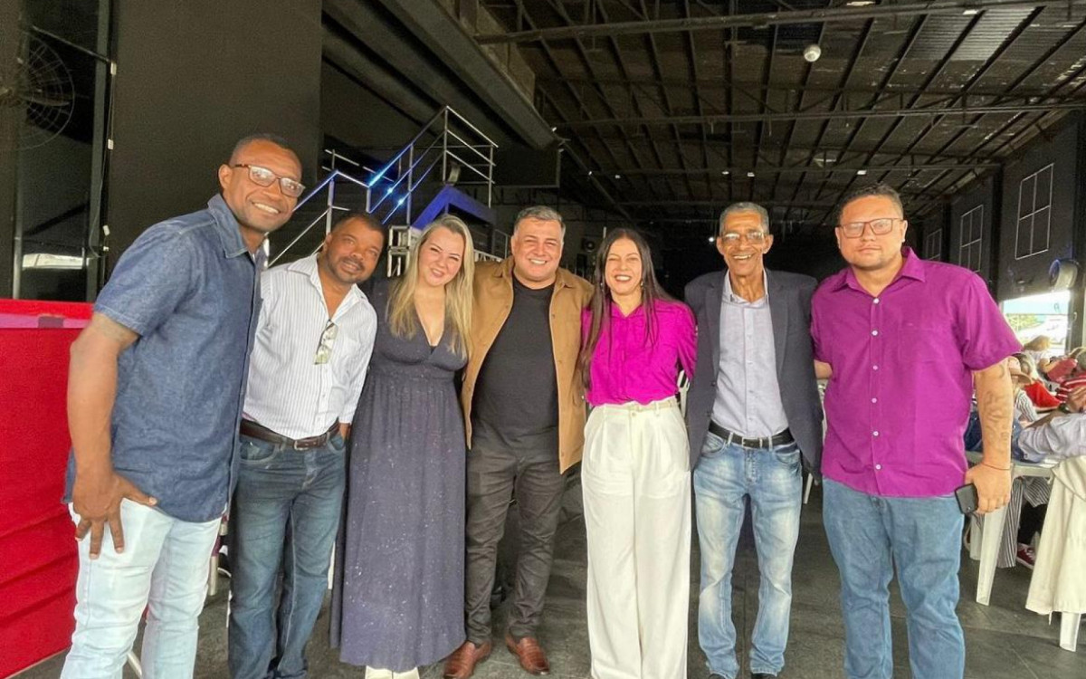 Duque de Caxias realiza grande baile para terceira idade - Divulga&ccedil;&atilde;o