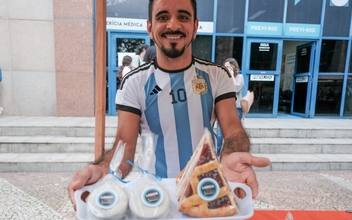 A Secretaria Municipal de Cidadania realizou a Feira Multicultural Refúgio em Foco de Imigrantes Empreendedores Sociais, nesta quarta-feira (17). Na imagem, Matias Hector, da Argentina