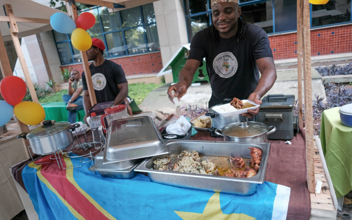 A Secretaria Municipal de Cidadania realizou a Feira Multicultural Refúgio em Foco de Imigrantes Empreendedores Sociais, nesta quarta-feira (17)
