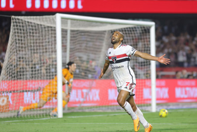 São Paulo X Corinthians: novo ângulo levanta dúvida sobre possível toque de mão no gol de Lucas Moura