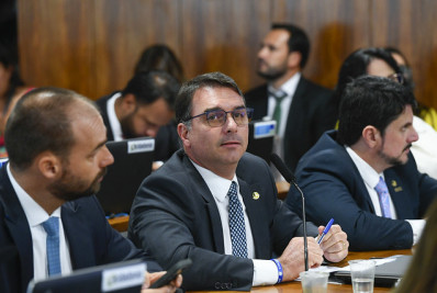 Ação contra Renan revolta Flávio Bolsonaro: 