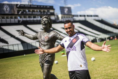 Apresentado, Payet cita Dinamite e a 10 do Vasco: 'Honrar essa camisa'