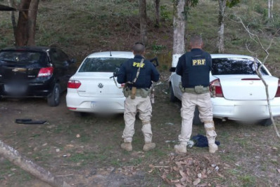 PRF encontra casa usada para desmanche de carros e apreende três veículos roubados em Duque de Caxias