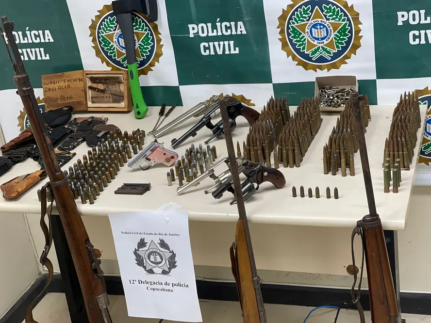 Funcionário da Comlurb é preso com oito armas dentro de casa em Copacabana