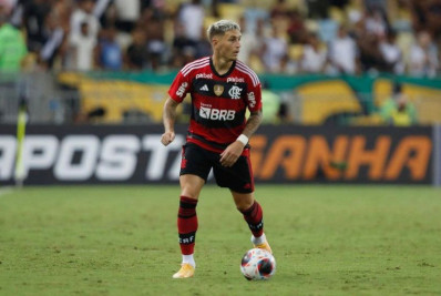 Varela, do Flamengo, agradece mensagem de Gerson e diz: 'Sempre tivemos uma boa amizade'