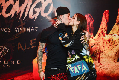 Mel Maia e MC Daniel se beijam em estreia de filme e confirmam reconciliação