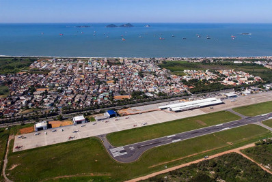 Avião da FAB sobrevoa bairros de Macaé em missão de inspeção aérea