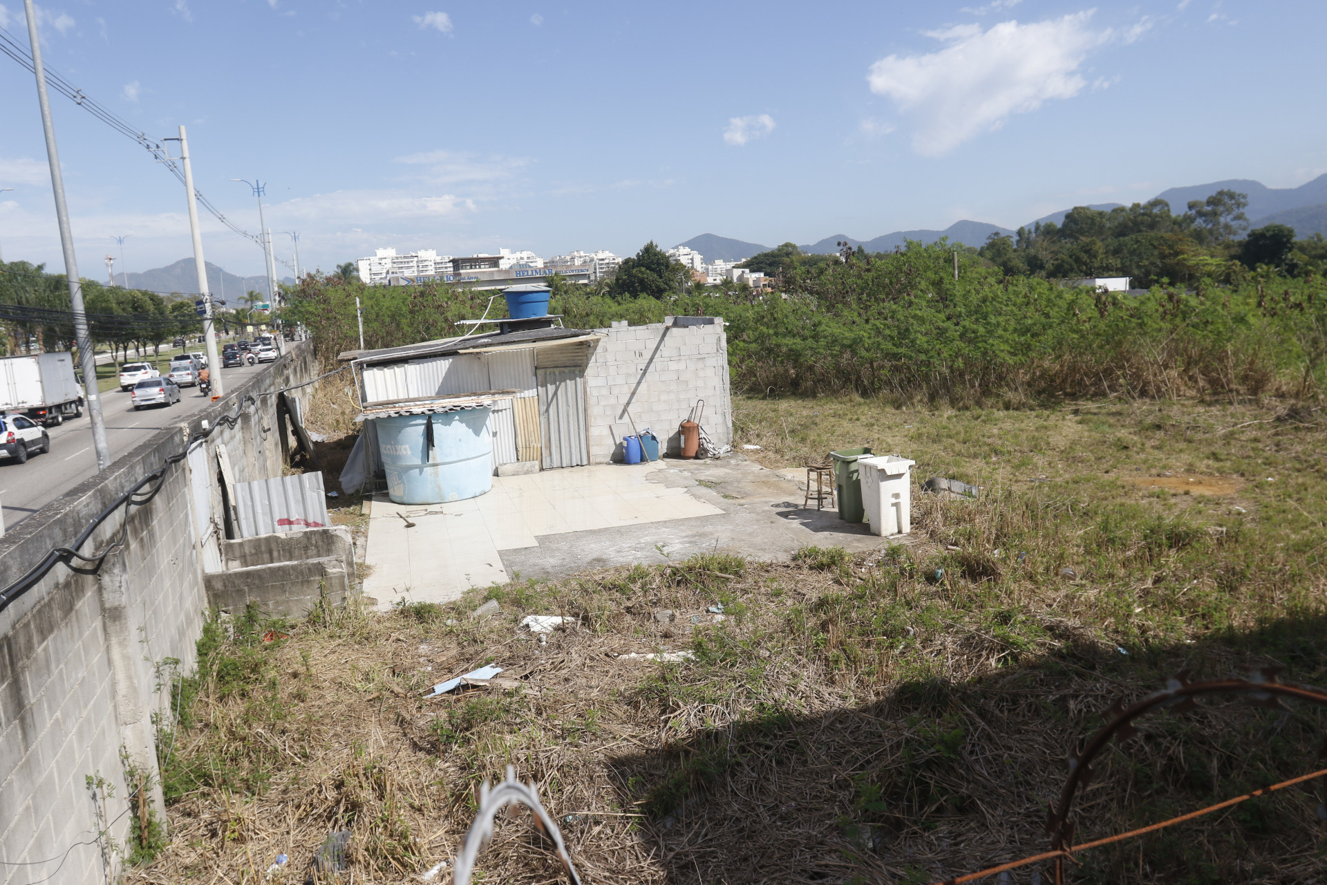 Denúncia de que um PM teria se apropriado indevidamente de um terreno no Recreio. Fotos do terreno. Fica na Av. das Américas, 13.700. Nesta Quinta-feira (17). - Agencia O Dia