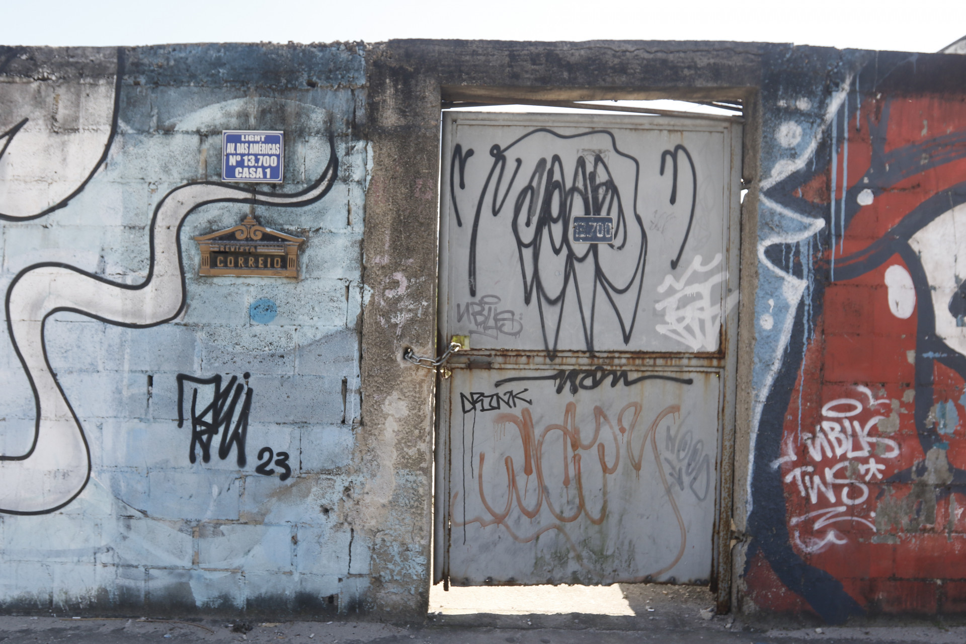 Denúncia de que um PM teria se apropriado indevidamente de um terreno no Recreio. Fotos do terreno. Fica na Av. das Américas, 13.700. Nesta Quinta-feira (17). - Agencia O Dia