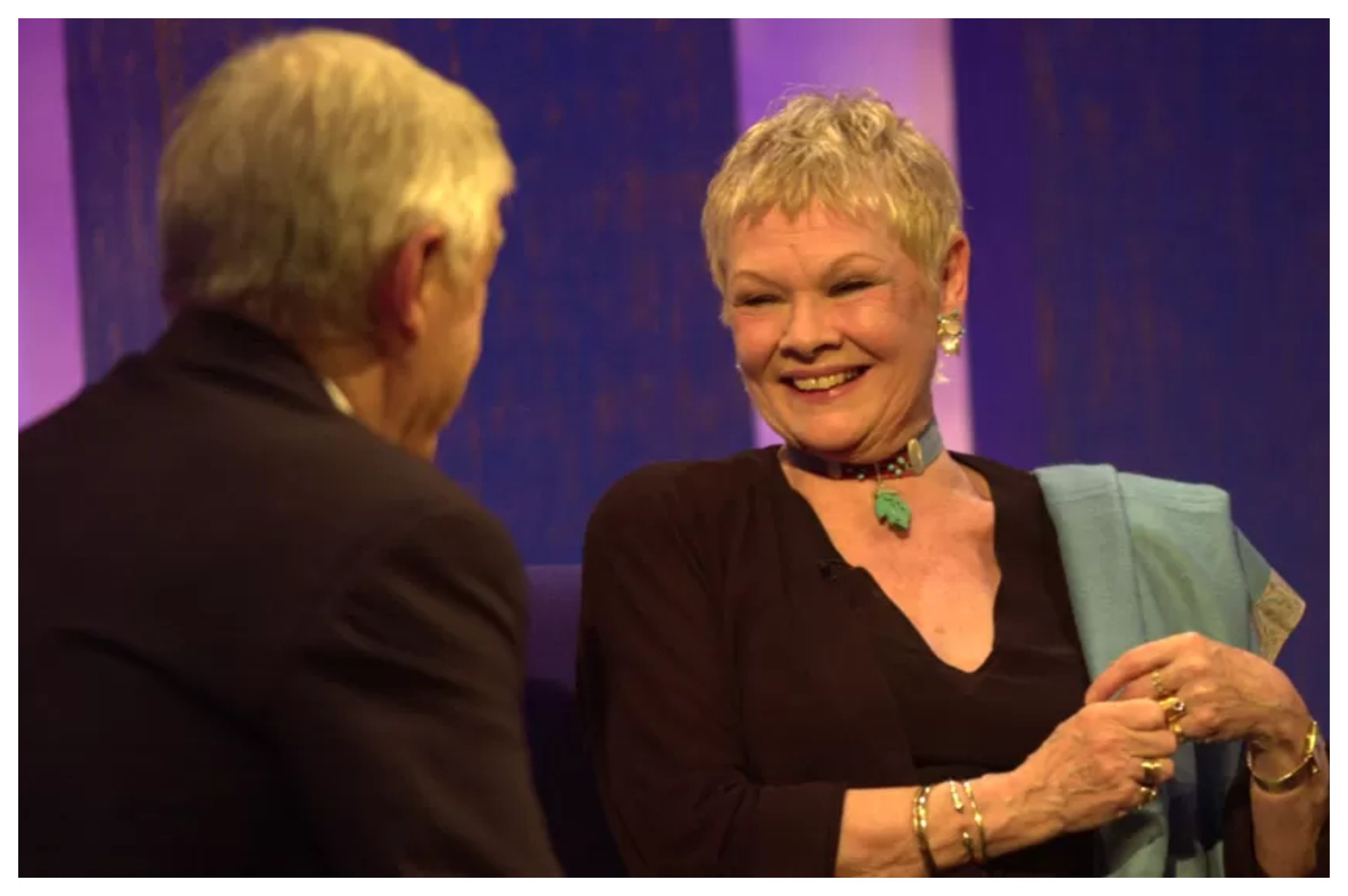 Parkinson ao lado da atriz Judi Dench - BBC