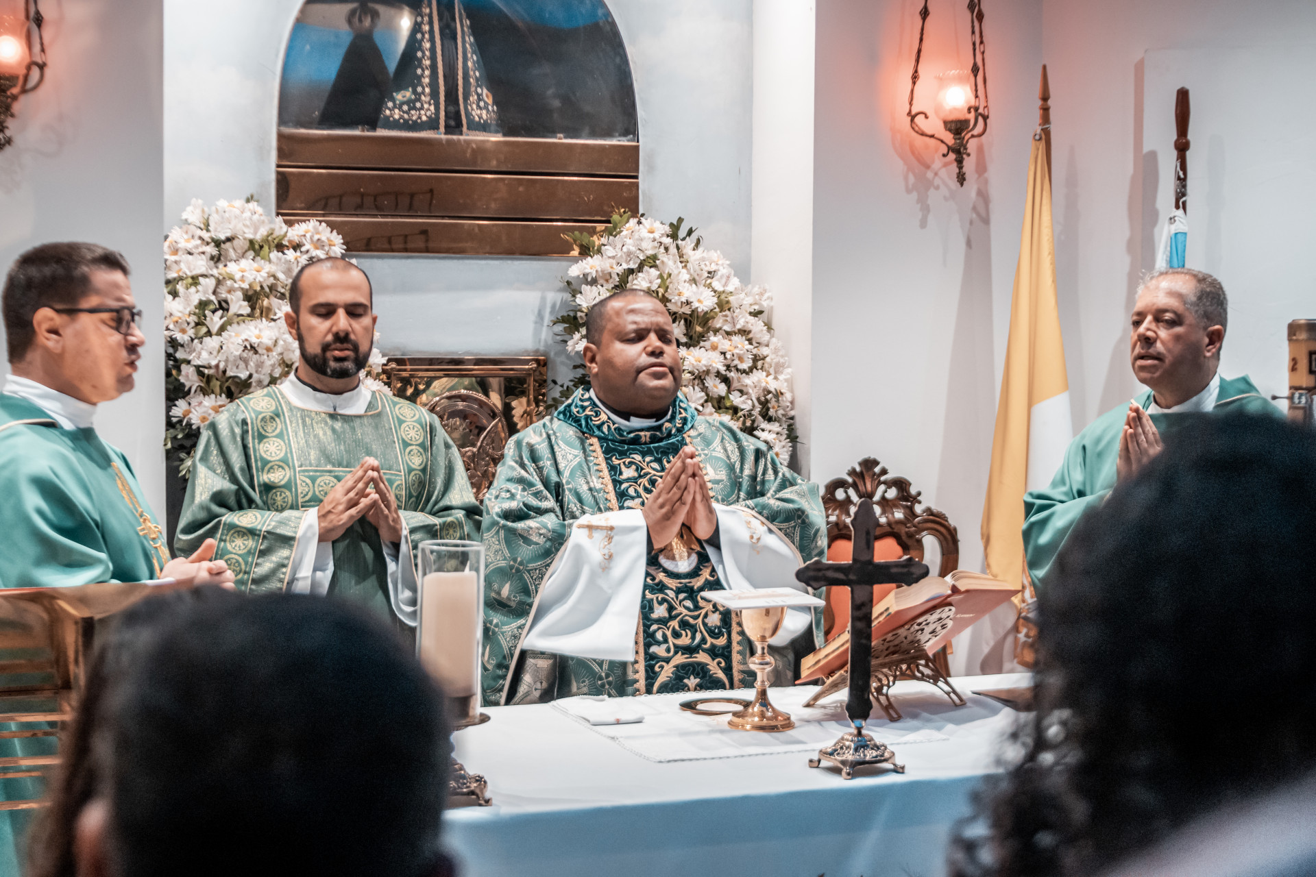 Missa presidida pelo reitor do Seminário Diocesano Nossa Senhora do Amor Divino, Padre Luiz Henrique Veridiano. - João Gabriel /studioemais