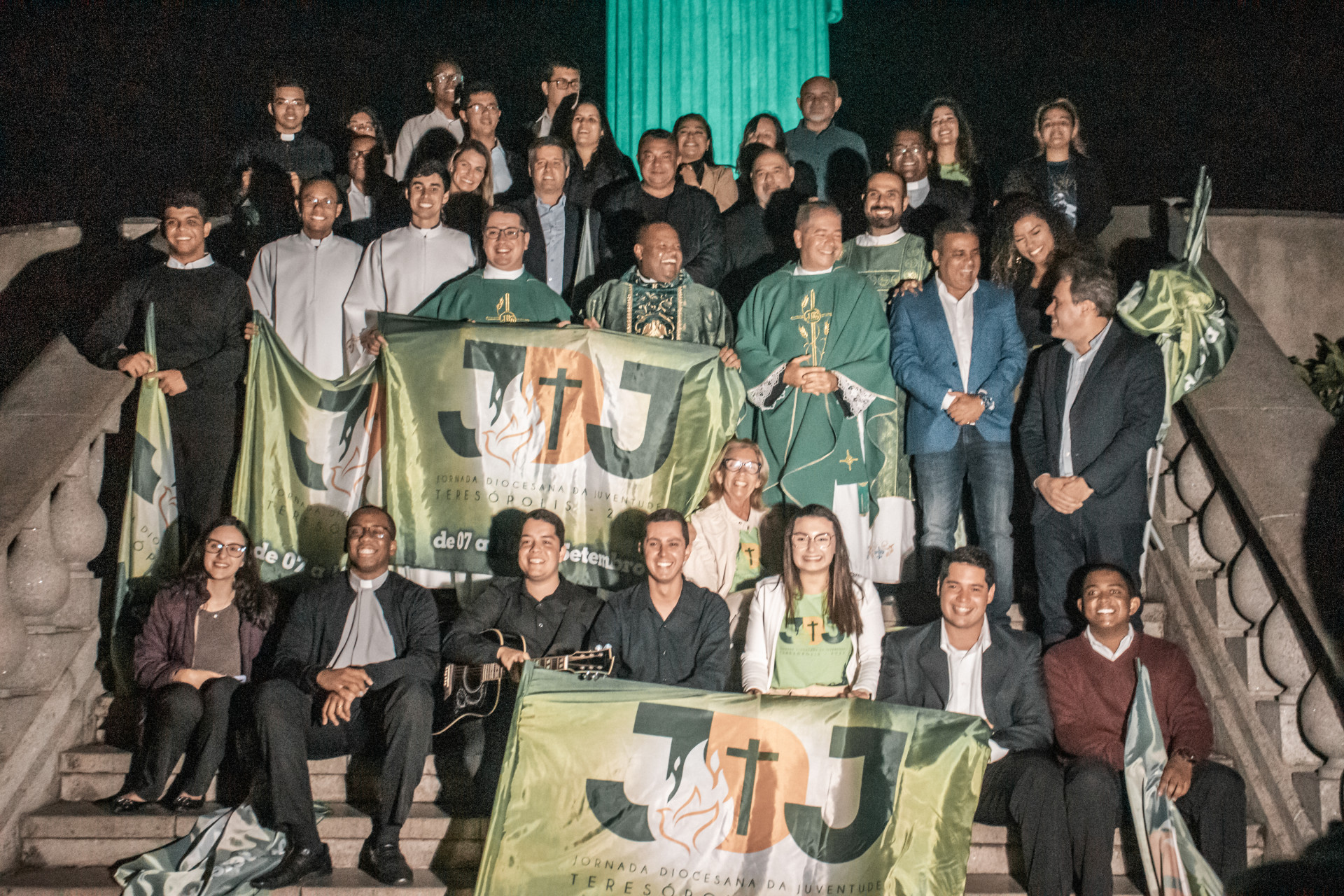 Encerramento da noite de lançamento da JDJ 2023 ao som de louvores na escadaria do Cristo - João Gabriel /studioemais