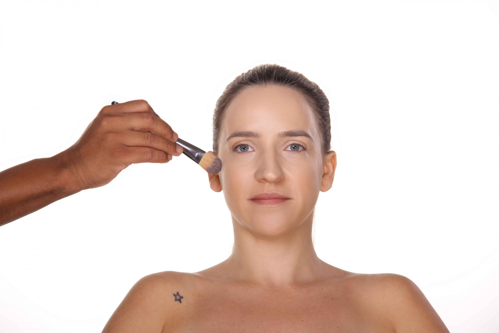 Passo 1: Ap&oacute;s limpar e preparar a pele, aplique a base em todo o rosto - Roger Monteiro / Divulga&ccedil;&atilde;o