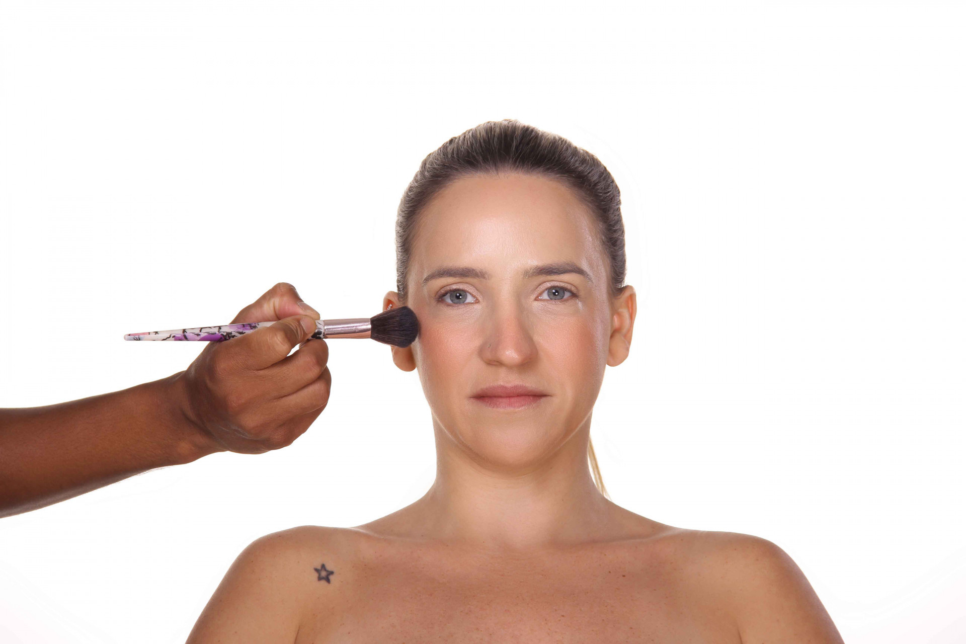 Passo 2: Use um pincel fofinho e aplique o blush e o iluminador - Roger Monteiro / Divulga&ccedil;&atilde;o