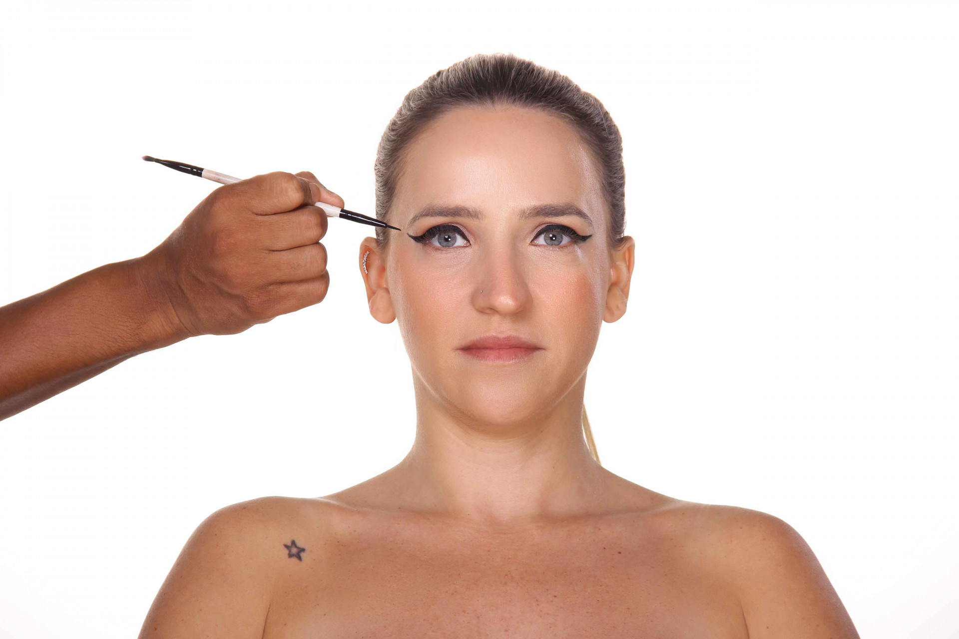 Passo 4: Fa&ccedil;a um delineado no estilo gatinho - Roger Monteiro / Divulga&ccedil;&atilde;o