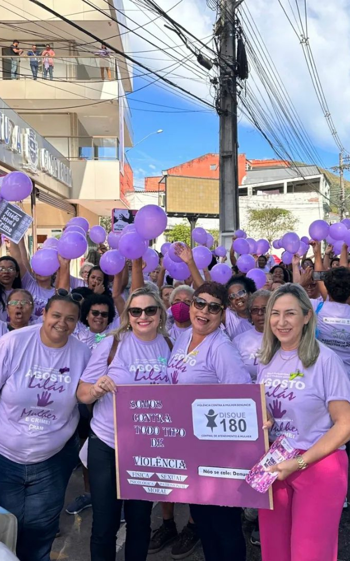 A secretária de Direitos Humanos de Guapimirim, Telma Couto (de calça rosa), segura capaz instando o fim da violência contra as mulheres - Foto: Secom PMG - Redes Sociais