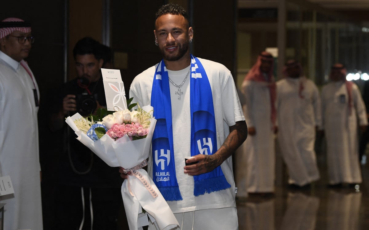 Neymar desembarcou na Arábia Saudita e foi recebido com flores e festa - AFP