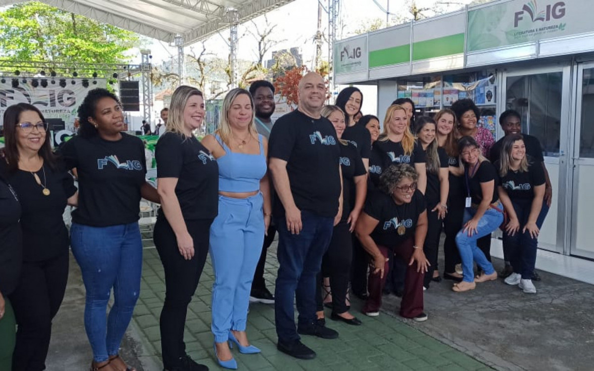 O secretário de Educação de Guapimirim, Ricardo Almeida, visita a Feira Literária de Guapimirim - Foto: Divulgação