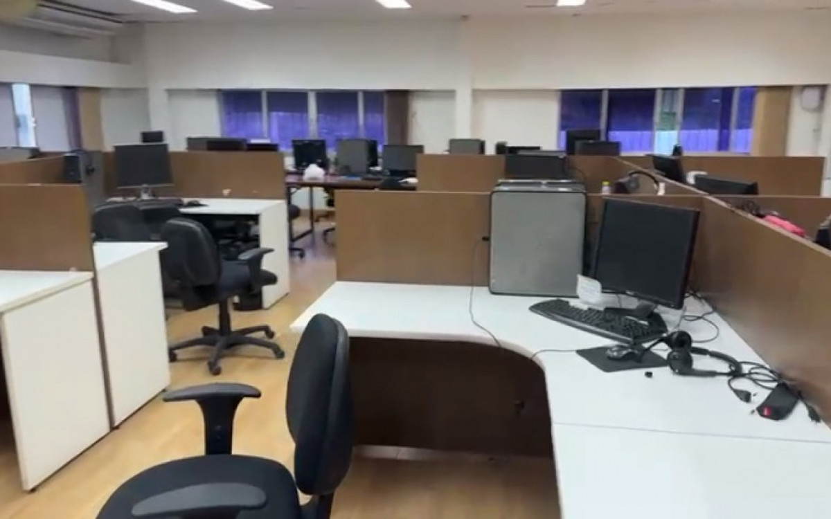 Os escritórios tinham estações de trabalho com computadores e anotações do roteiro do golpe