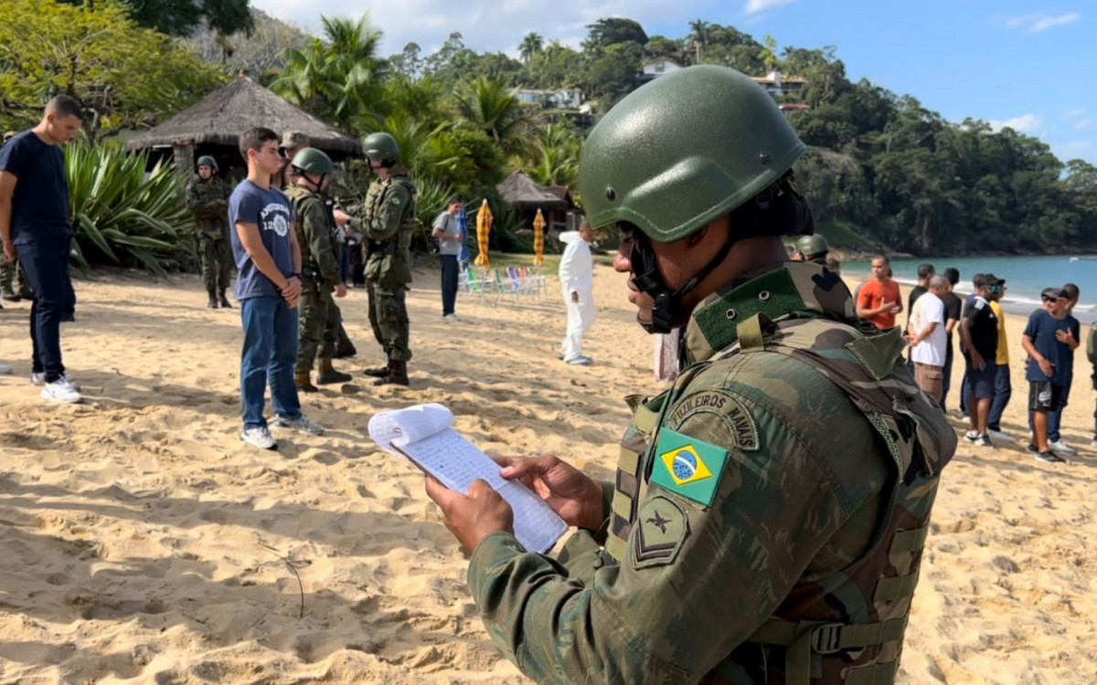 Moradores da Praia Vermelha sendo evacuados