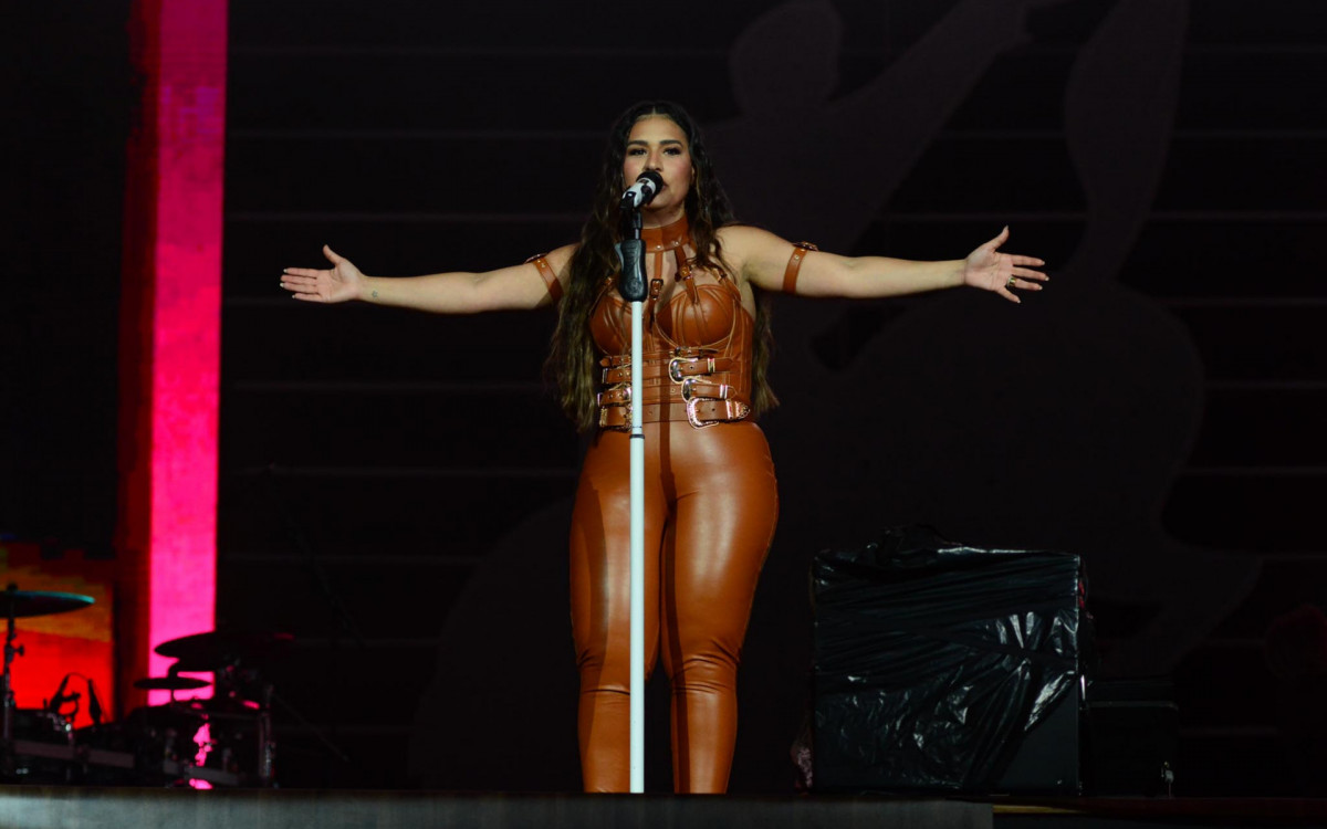 Simone Mendes se apresenta na Festa do Pe&atilde;o de Barretos, em S&atilde;o Paulo. Cal&ccedil;a da cantora rasgou e ela precisou amarrar um casaco na cintura