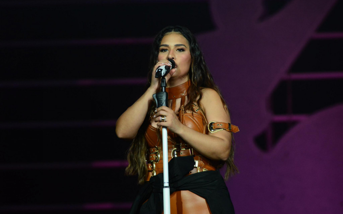 Simone Mendes se apresenta na Festa do Pe&atilde;o de Barretos, em S&atilde;o Paulo. Cal&ccedil;a da cantora rasgou e ela precisou amarrar um casaco na cintura