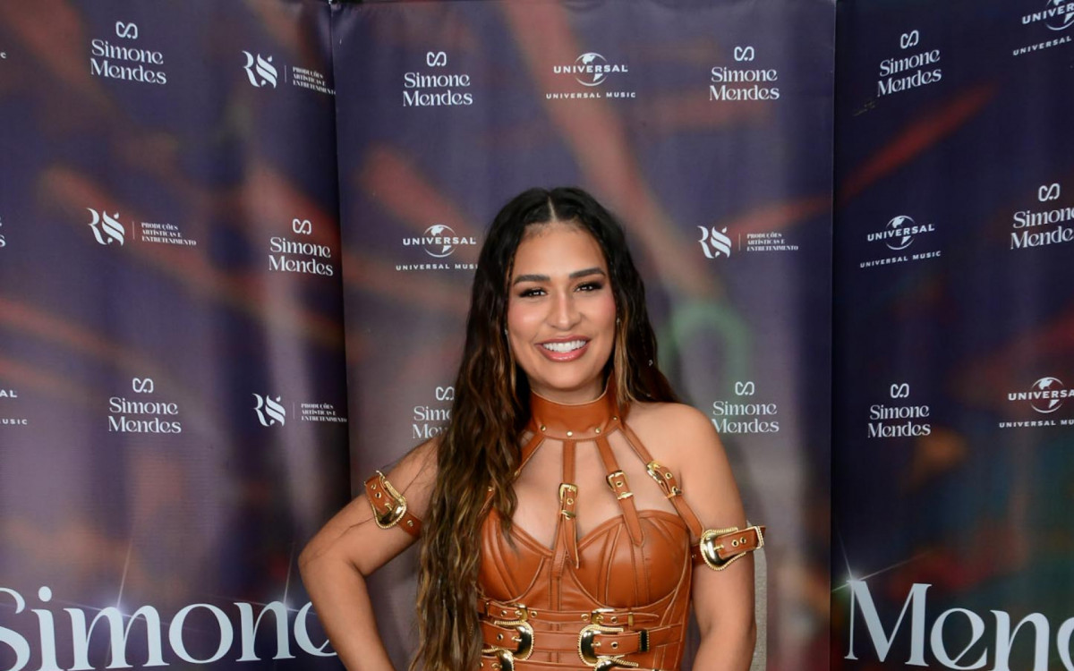 Simone Mendes se apresenta na Festa do Pe&atilde;o de Barretos, em S&atilde;o Paulo. Cal&ccedil;a da cantora rasgou e ela precisou amarrar um casaco na cintura