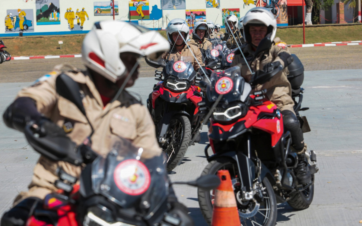 Curso tem três meses de duração e capacita os militares em técnicas de pilotagem defensiva e segura
