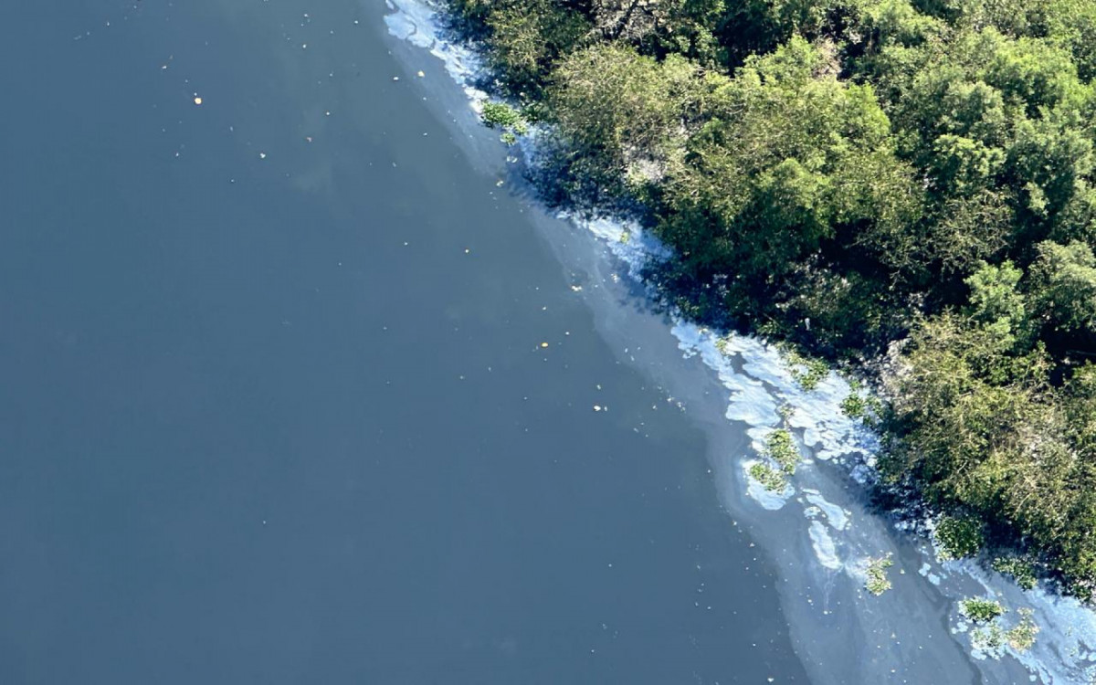 Mancha de óleo extensa toma boa parte do canal do Rio Iguaçu e segue para Baía de Guanabara
