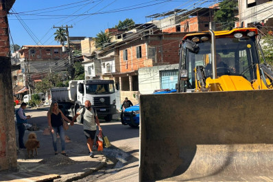 Policiais retiram barricadas nas ruas do Morro do Jordão após dias conflitos em Jacarepaguá