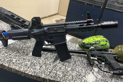 Três homens são presos com fuzis de airsoft após atirarem contra trabalhadores na Barra da Tijuca