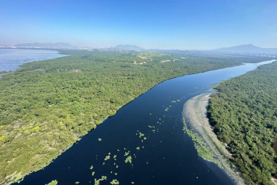 Biólogo flagra mancha de óleo de grande extensão no Rio Iguaçu