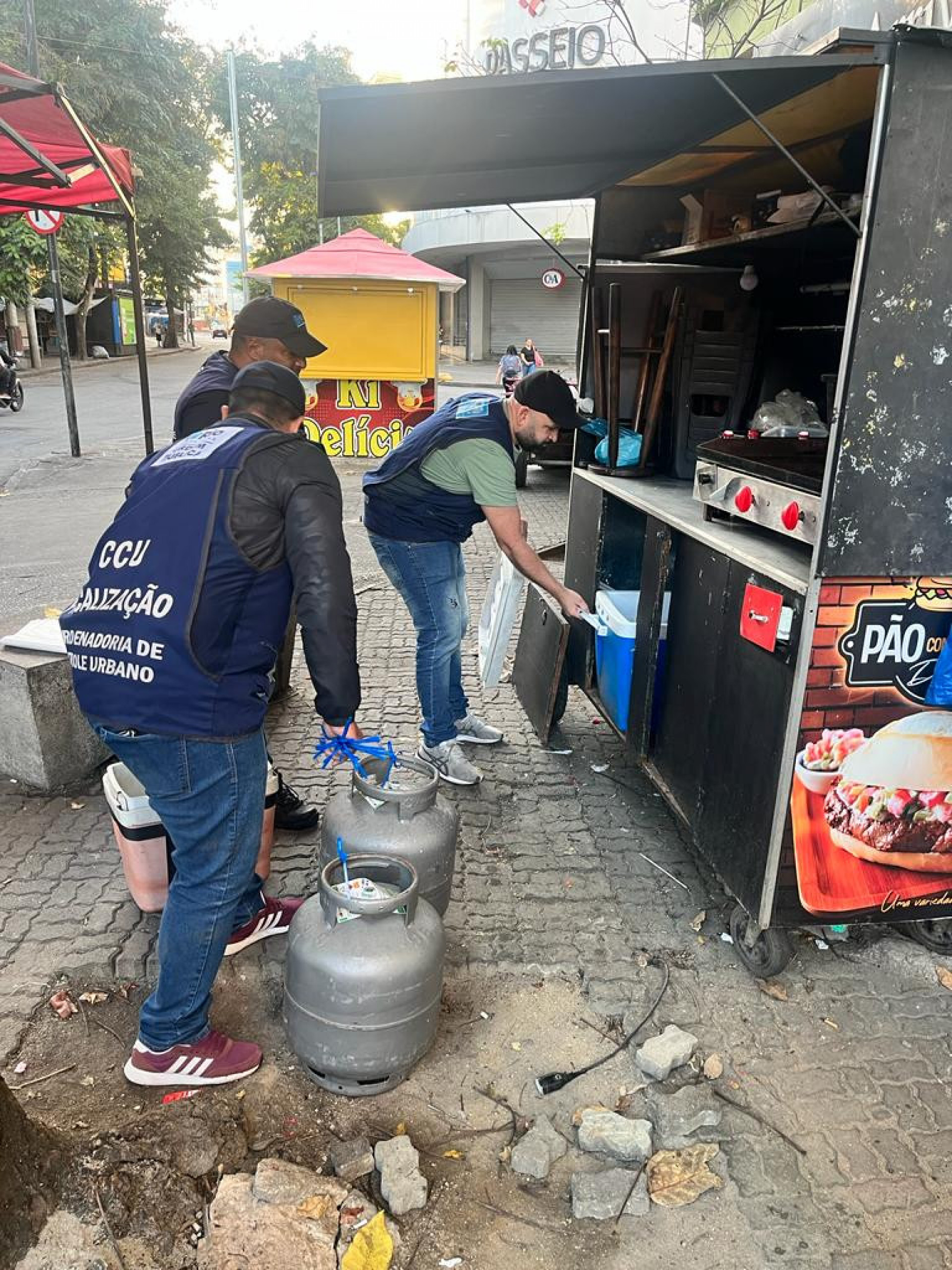 Fiscais apreenderam botijões da gás no calçadão de Campo Grande, na Zona Oeste