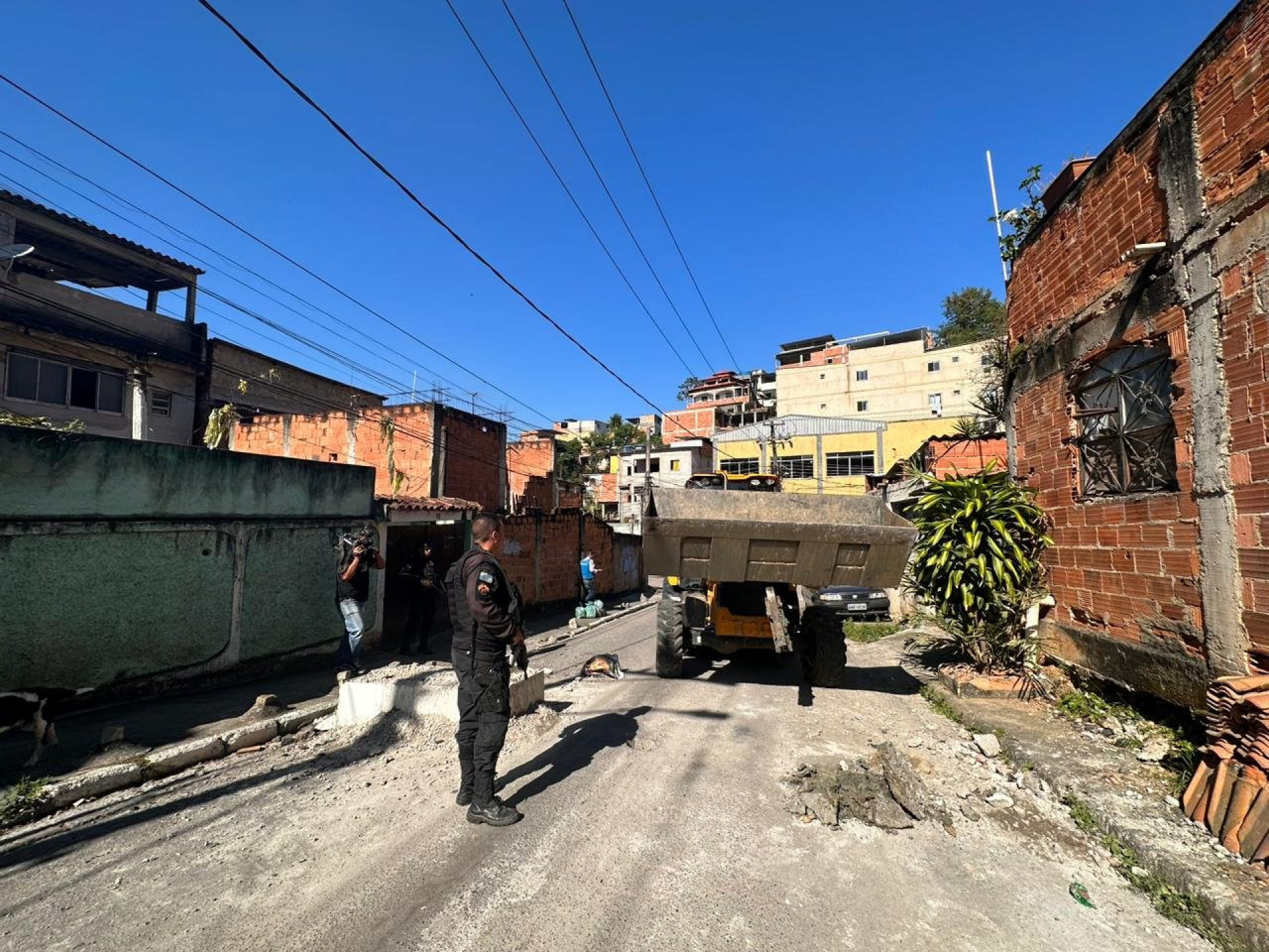 Barricadas colocadas por criminosos são retiradas na Zona Oeste - Divulgação